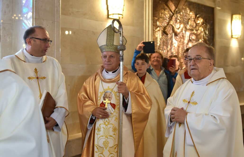 uroczystosci-odpustowe-w-sanktuarium-nmp-gwiazdy-nowej-ewangelizacji-i-sw.-jana-pawla-ii-w-liturgiczne-wspomnienie-papieza-4-1030x664